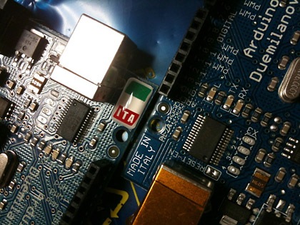 新旧Arduino。新しい方は一部チップ部品化されたりITAシールがはってあったりする。